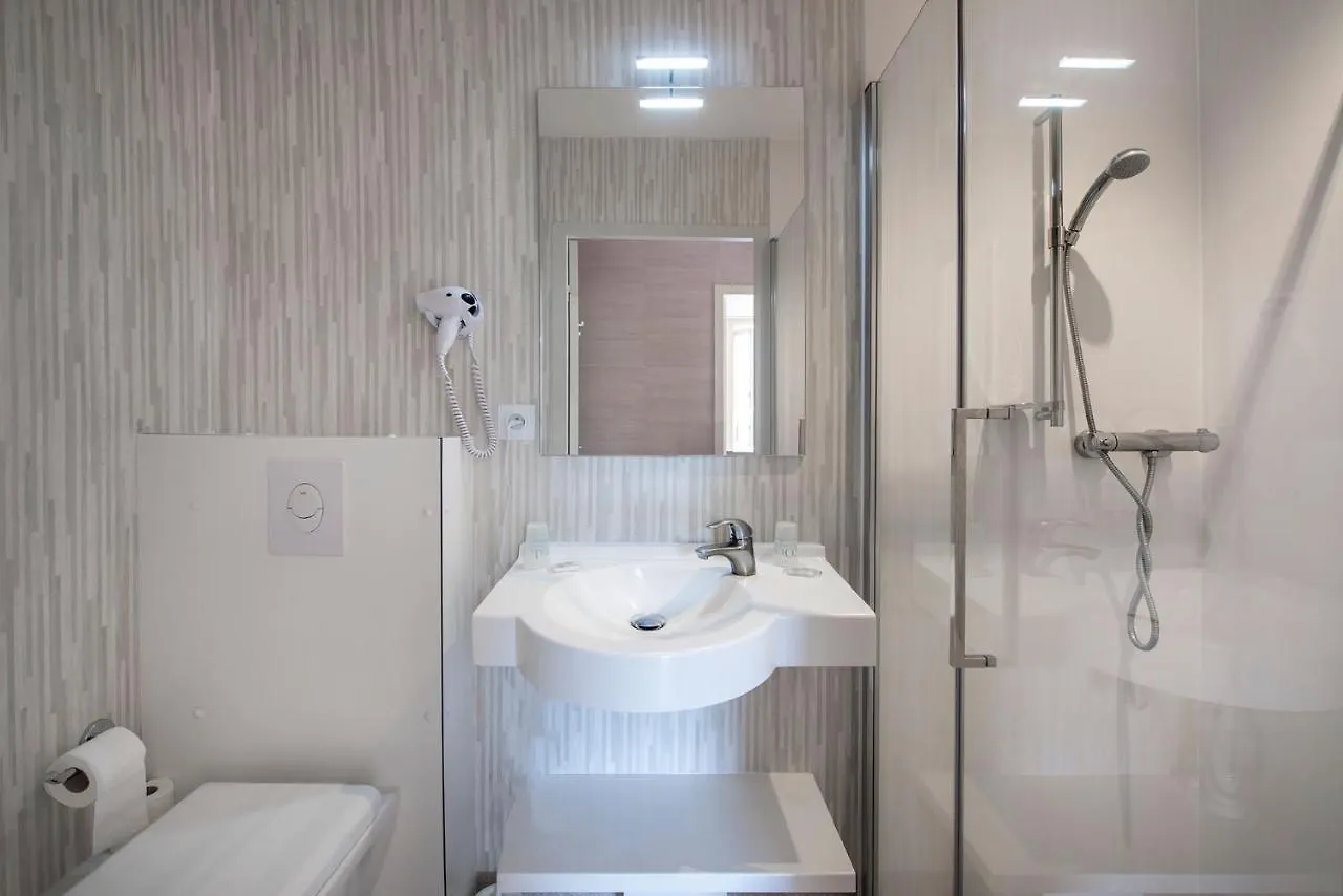 L'Hotel Des Bains - Salles-La-Source