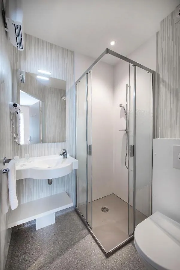 酒店 L'Hotel Des Bains - Salles-La-Source