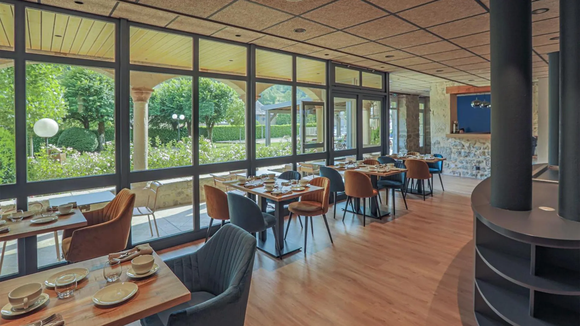 L'Hotel Des Bains - Salles-La-Source 3*,