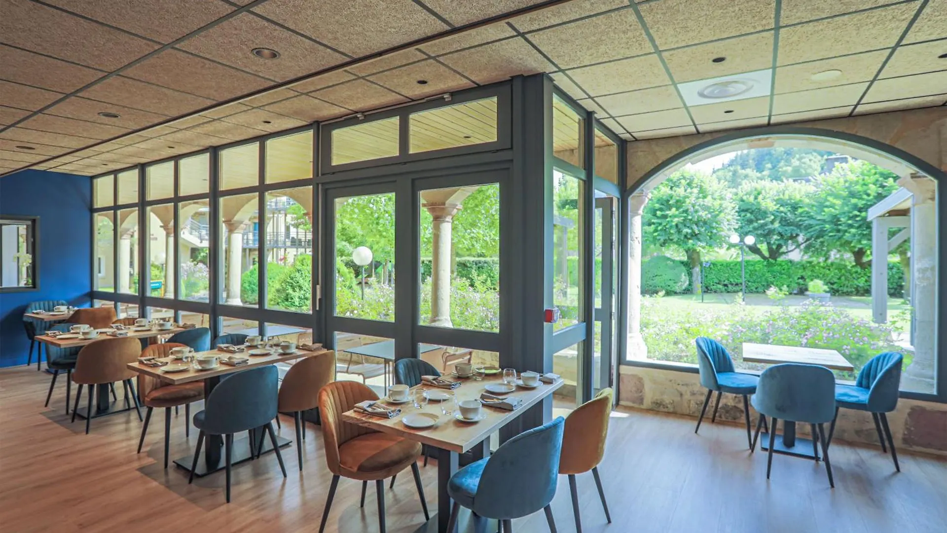 L'Hotel Des Bains - Salles-La-Source